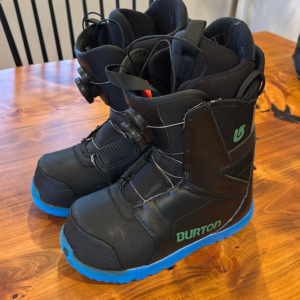 Burton snowboards boots - youth size 6, fits women 6.5-7